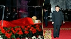 Nový diktátor? Kim Čong-Un se poklonil zesnulému otci
