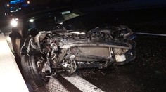 Řidič zničil kultovní auto o svodidla, další nabodla tramvaj