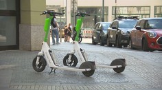 Sdílené elektrokoloběžky by měly v Praze skončit. Hlavní město s nimi už nepočítá