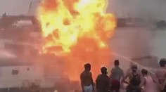 Požár a silné exploze v Manile! Lidé z hořící lodi v panice skákali do řeky