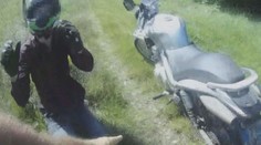 Zdrogovaný motorkář se snažil ujet policistům. Zastavil ho až varovný výstřel