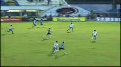 VIDEO: Fotbalista PROTRHL tvrdou ranou SÍŤ, sudí gól neuznal