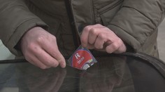 Za starou dálniční známku na skle hrozí mastná pokuta! Jak ji sundat?