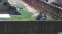 Muž (34) zbil malého syna, protože nechytil míč