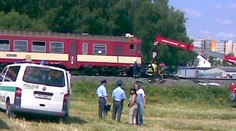 Vlak srazil na přejezdu auto: řidička zemřela