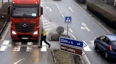 Nepochopitelný manévr! Kamion nejdřív brzdil, pak sejmul chodce