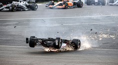 Velkou cenu přerušila hromadná nehoda. Pro první vítězství v F1 si dojel Sainz