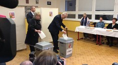 PŘÍMÝ PŘENOS: Prezident Zeman dorazil k volbám do Sněmovny