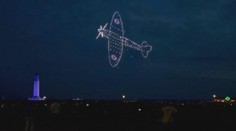 VIDEO: Fascinující světelná show k výročí Dne D. Oblohu rozzářily stovky dronů