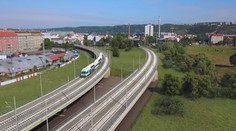 Vlaková trať na pražské letiště stále nestojí. Už teď jsou na ní ale výluky