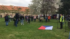 Chcípl PES nechal při protestu válet vlajku po zemi! Nenašli jsme tyč, uvedl