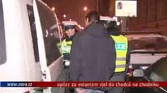 VIDEO: Opilec za volantem vjel do chodců na chodníku