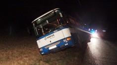 Řidič autobusu podcenil zatáčku, vůz sklouzl do příkopu