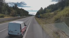 Na D5 vybržďovala dodávka Strabagu kamion. Řidič pak ukazoval vulgární gesta