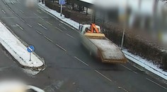 Řidič v Brně ztratil za jízdy dvoutunový náklad. Zastavil tím provoz