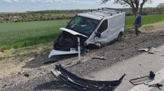 Na sjezdu D7 se čelně srazilo auto s dodávkou. Na místě je šest zraněných