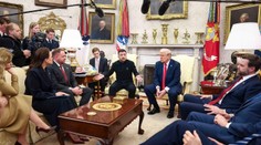 Aféra v Bílém domě možná byla předem plánovaná. Důkazem má být zvláštní mrknutí