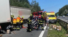 Hromadná nehoda na Berounsku. Řidiče sešrotované dodávky vyprostili hasiči