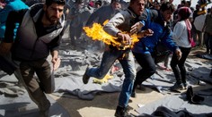 Zoufalý pokus: V řeckém táboře Idomeni se zapálili dva uprchlíci!