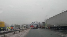 Kamera zachytila tragickou nehodu na D8. Auto vrazilo do kamionu, řidič zemřel