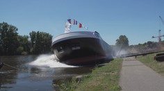 Na Labi spustili obří chemický tanker, měří skoro 100 metrů