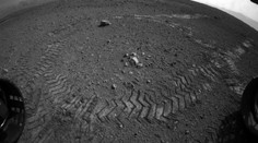 Vozítko Curiosity má za sebou první úspěch na Marsu