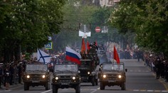 Rusko slavilo konec války. Armáda se chlubila novými zbraněmi