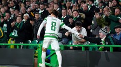 Japonský fotbalista miláčkem fanoušků! Po vystřídání během zápasu uklízel hřiště