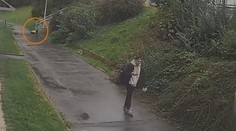 VIDEO: Mladík nepomohl umírajícímu muži, ještě si ho fotil. Hledá ho policie