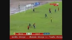 BRUTÁLNÍ ÚTOK! Šílený gólman NAPADL ležícího protihráče! VIDEO