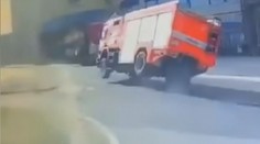 Dramatické video: Cisterna hasičů se řítila ulicí, řidič zatáčku málem nezvládl