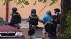 Zabarikádoval se a hrozil střelbou, muže dostala zásahovka! VIDEO