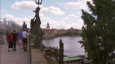Turisté berou Prahu útokem. Utrácejí ale méně