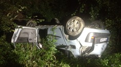 Auto letící vzduchem zastavil až strom! Řidič zázrakem přežil