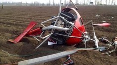 Při pádu vrtulníku zemřel pilot, druhý muž bojuje o život v nemocnici. GALERIE