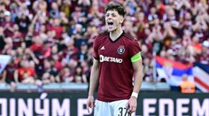 Sporný moment z derby rozsekla komise. Krejčí neměl dostat červenou