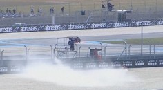Pozor, letí motorka. Kameraman měl velké štěstí, o kousek se vyhnul tragédii