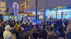 Propalestinští aktivisté zablokovali Národní třídu. Policie zadržela 17 lidí