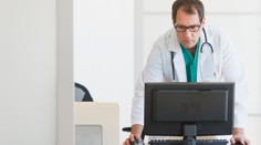 Stovky lékařů ze zahraničí u nás mají pracovat bez nutných dokladů