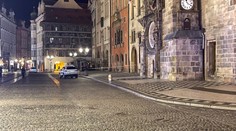 Odložený pivní sud u orloje způsobil poplach v centru Prahy