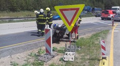 Dvojice motorkářů nabourala do osobního auta. Odvezl je vrtulník
