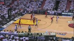 VIDEO: Basketbalista ZTRATIL BOTU, PŘESTO SKÓROVAL