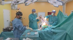 Ve zdravotnictví se stále častěji využívají roboti. Lékaři je používají při operacích
