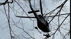 Na skále u Karlštejna zůstal viset zraněný muž. Musel přiletět vrtulník