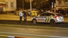 Policisté spěchali k případu a vjeli do kolejí. Zablokovali tím tramvaje