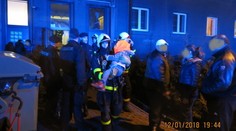Hasiči z hořící ubytovny vynášeli děti v náručí, evakuovali 106 lidí