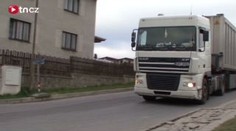 V Brtnici mají strach o děti, obytnou zónou vede objížďka