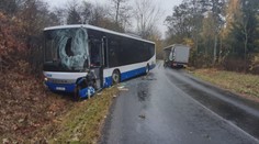 Zfetovaný řidič kamionu smetl ze silnice autobus, šofér se těžce zranil