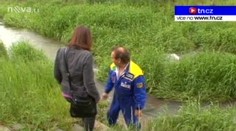 Auto s rodinou skončilo v potoce. Zachránili je