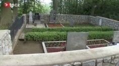 Nejmenší hřbitov v Česku. Na nebožtících rostou hřiby